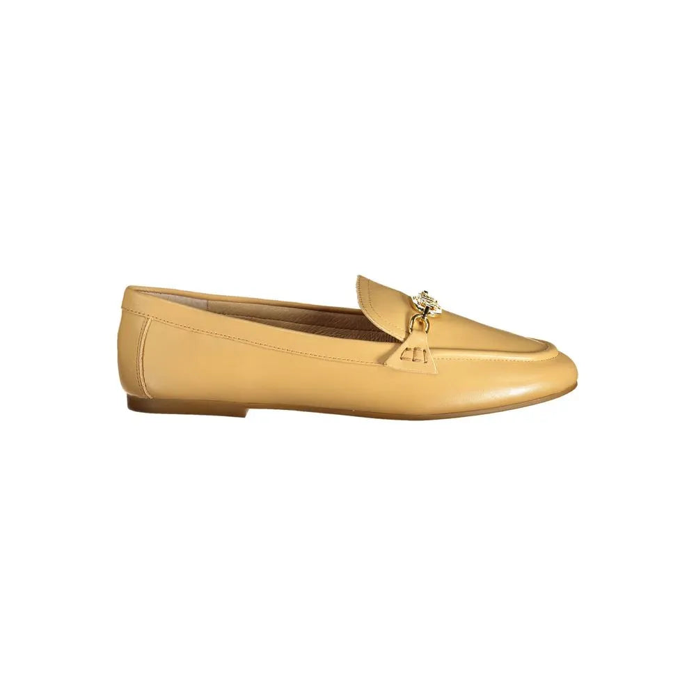 RALPH LAUREN beige leather women's classic loafer with gold-tone logo detail.